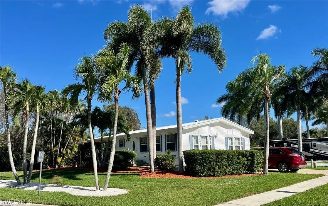 Picture of 1004 Diamond Lake Cir, Naples, FL 34114