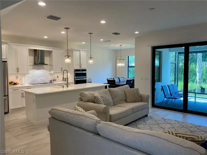 Picture of 12997 Pembroke Dr, Naples FL 34105