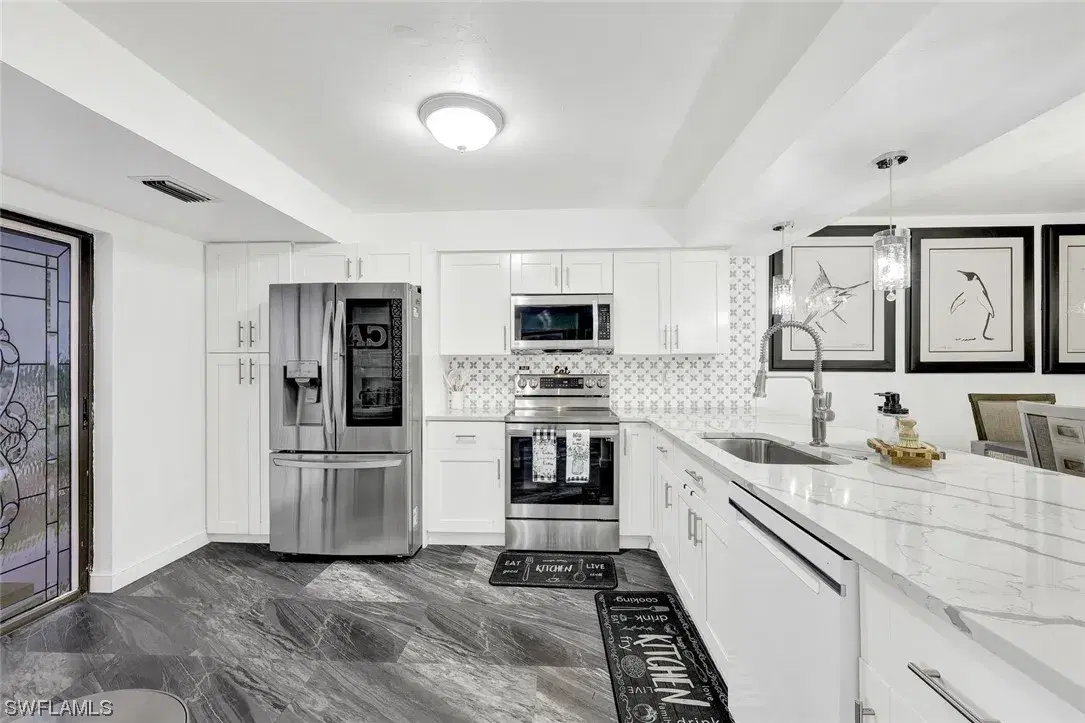 Picture of 113 Pinebrook Dr, Fort Myers, FL 33907