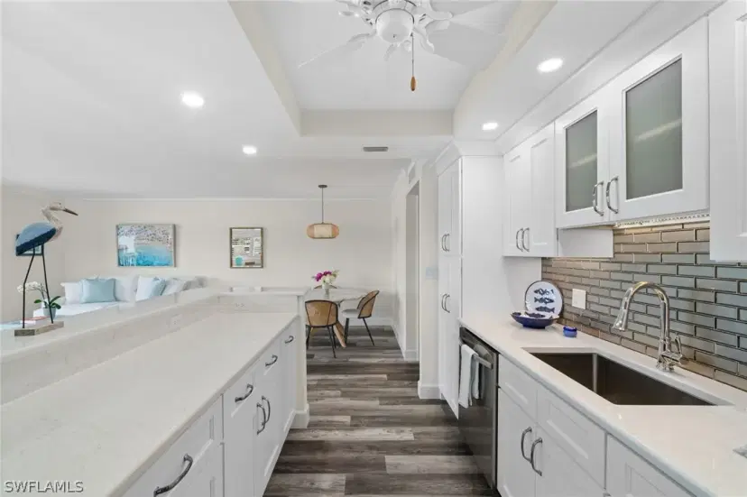 Picture of 222 Harbour Dr 116, Naples FL 34103