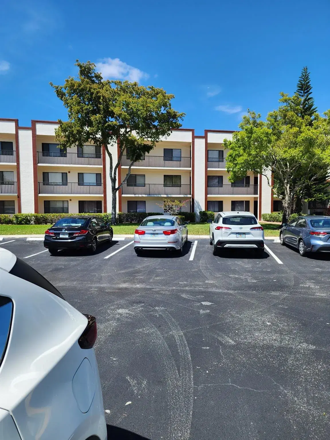 Picture of 9655 N Belfort Cir 211, Tamarac, FL 33321