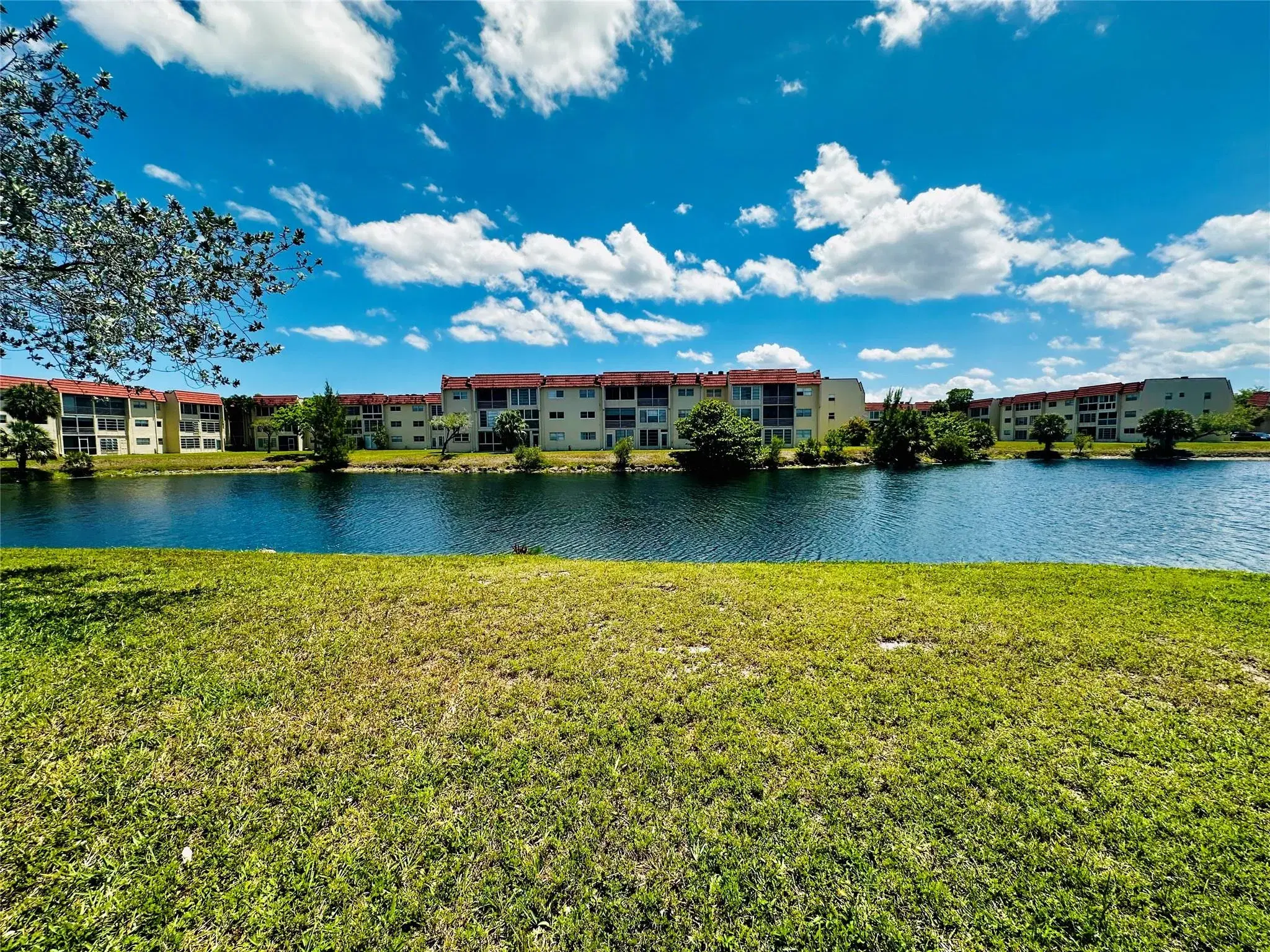 Picture of 8000 Sunrise Lakes Dr 106, Sunrise, FL 33322