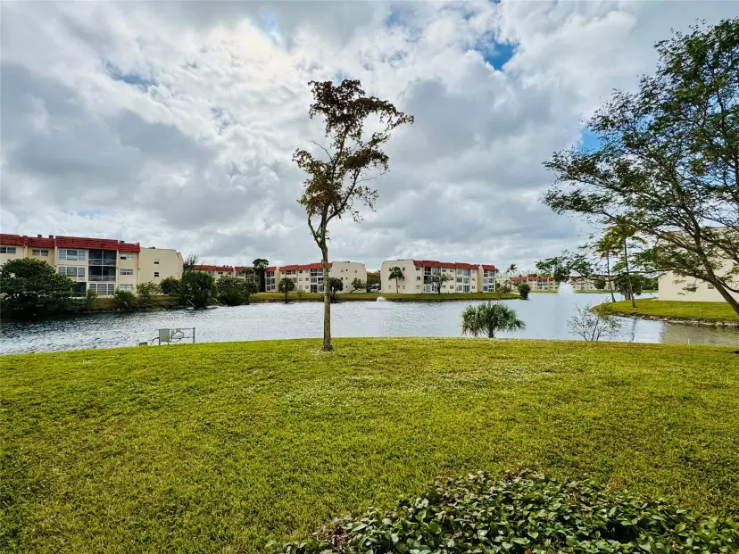 Picture of 8000 Sunrise Lakes Dr 106, Sunrise FL 33322