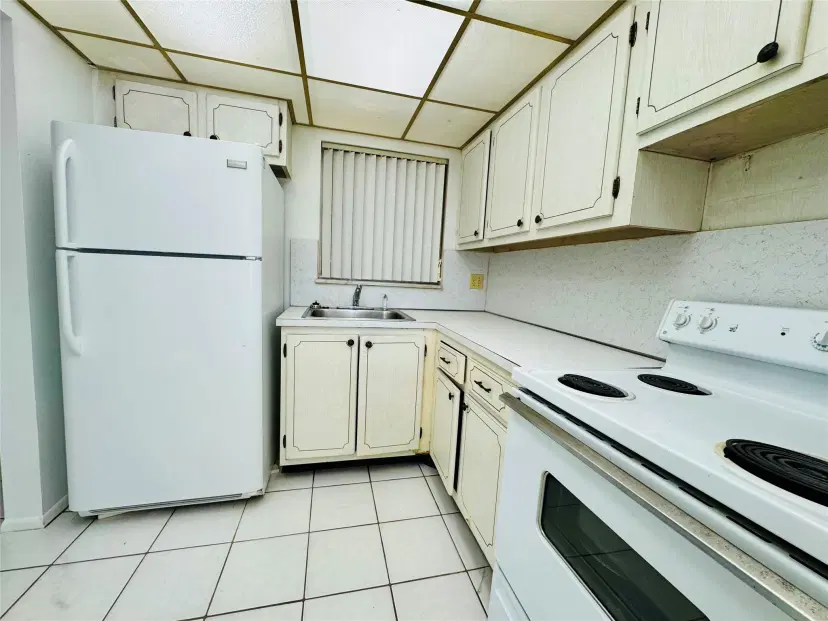 Picture of 8000 Sunrise Lakes Dr 106, Sunrise FL 33322
