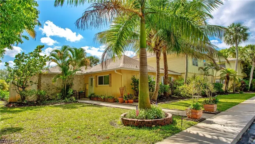 Picture of 1201 Solana Rd 9, Naples FL 34103