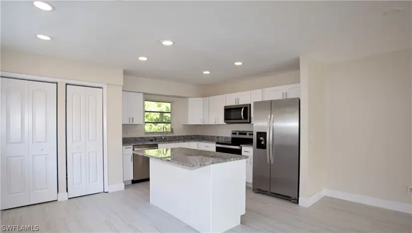 Picture of 1201 Solana Rd 9, Naples FL 34103