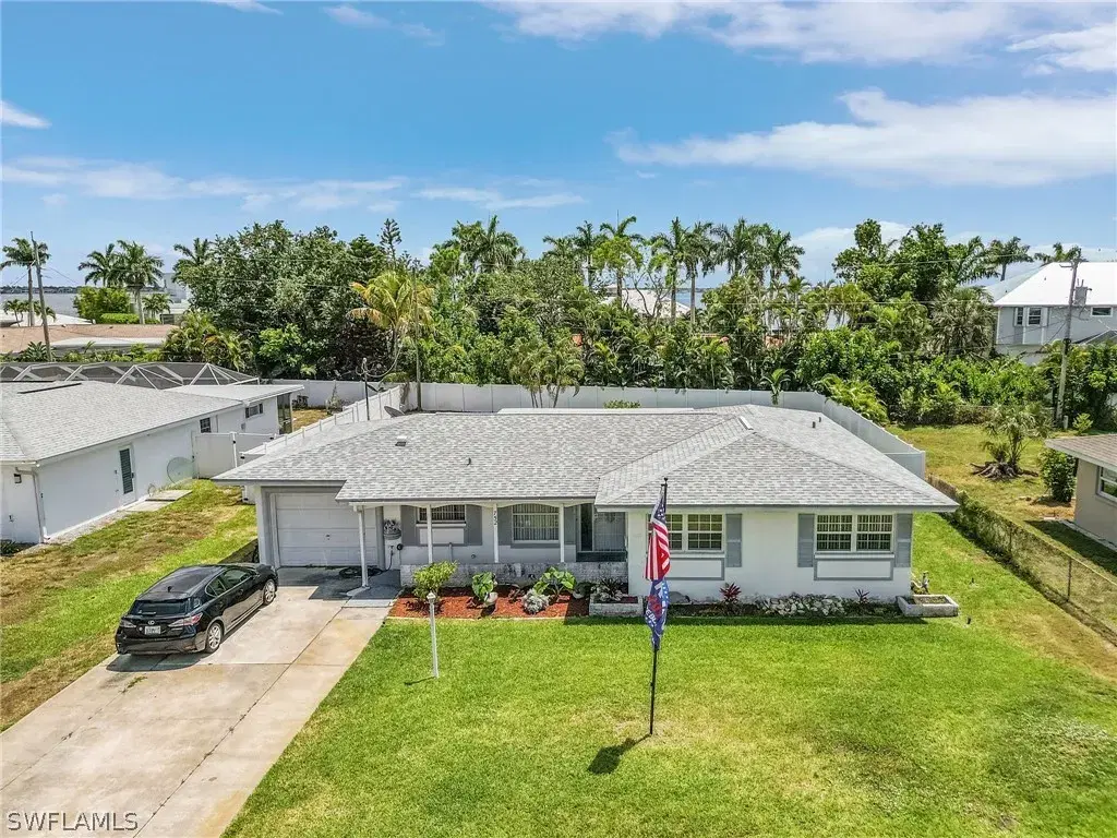 Picture of 752 Coral Dr, Cape Coral, FL 33904