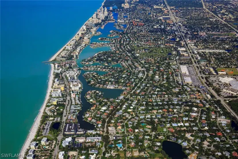 Picture of 635 Parkview Ln, Naples FL 34103