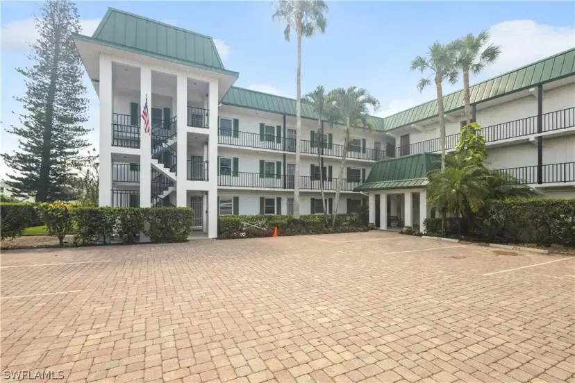 Picture of 3030 Binnacle Dr 204, Naples FL 34103