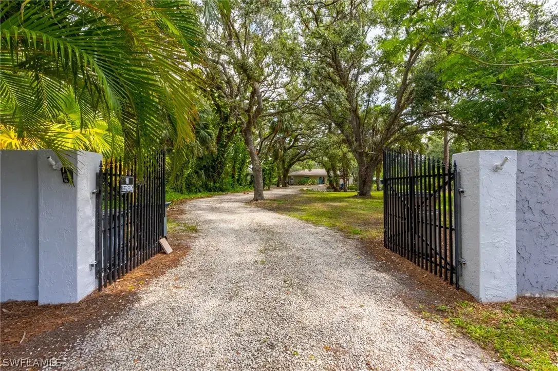 Picture of 14311 Cemetery Rd, Fort Myers, FL 33905