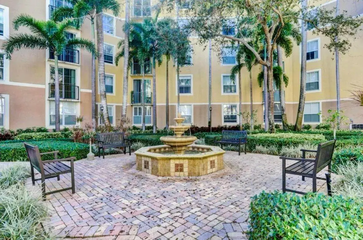 Picture of 630 S Sapodilla Avenue 402, West Palm Beach, FL 33401