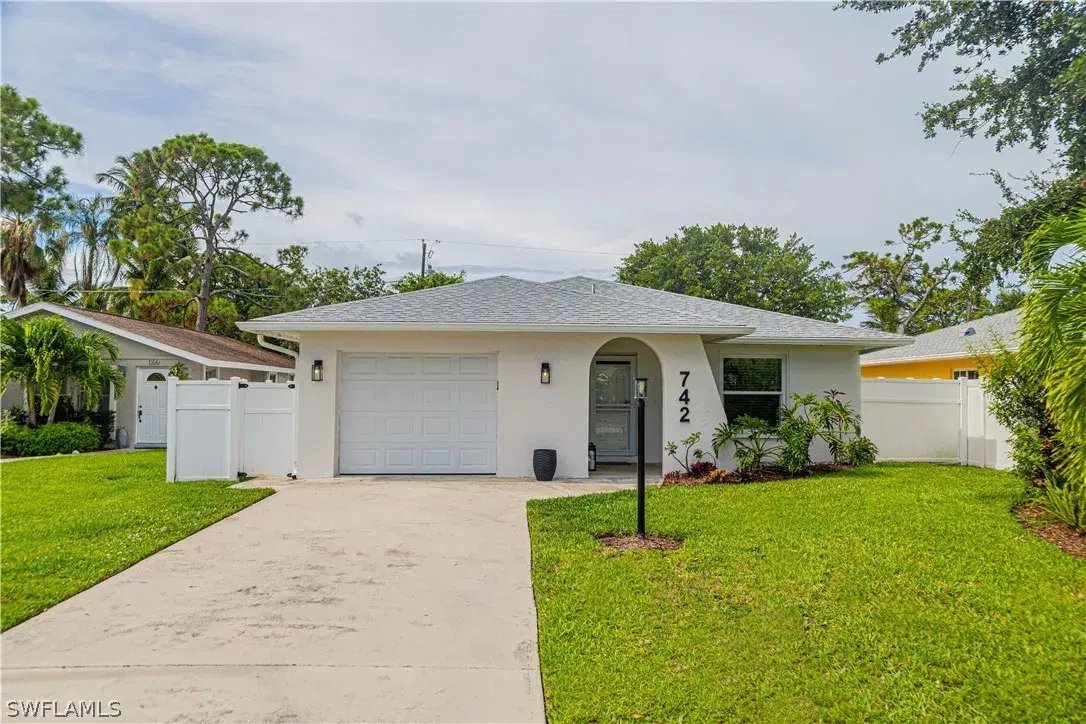 Picture of 742 99Th Ave N, Naples, FL 34108