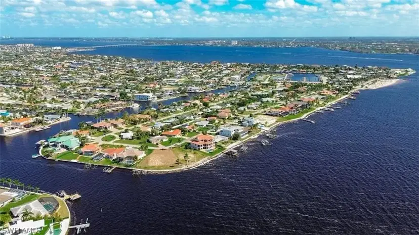 Picture of 937 Dolphin Dr, Cape Coral FL 33904