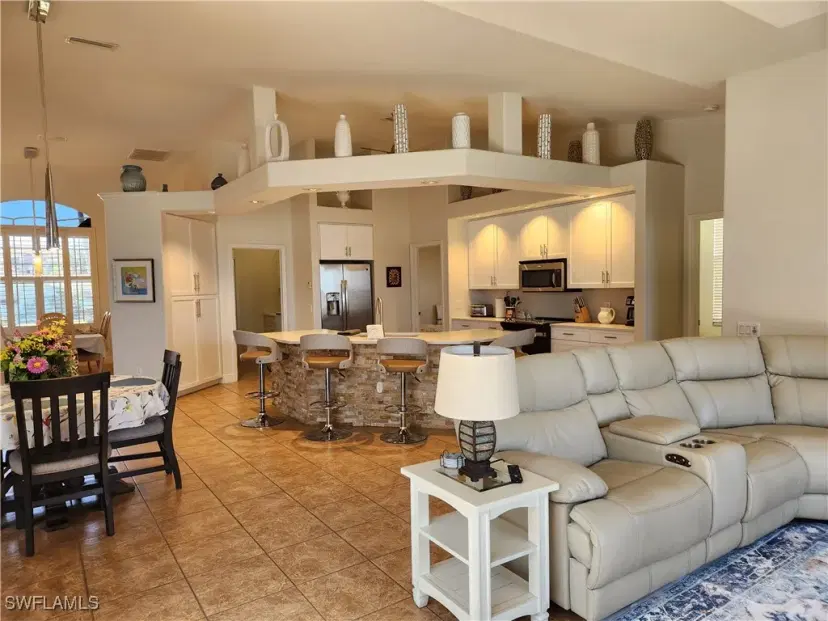 Picture of 937 Dolphin Dr, Cape Coral FL 33904