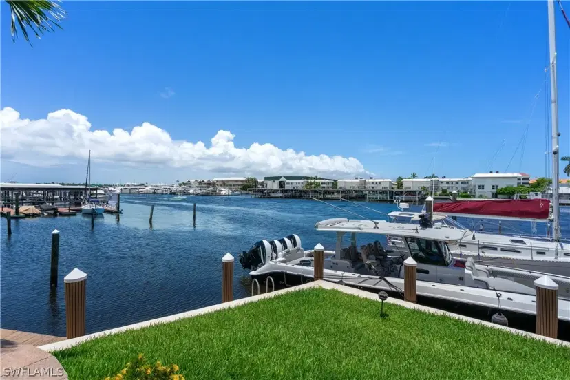 Picture of 800 River Point Dr 213, Naples FL 34102
