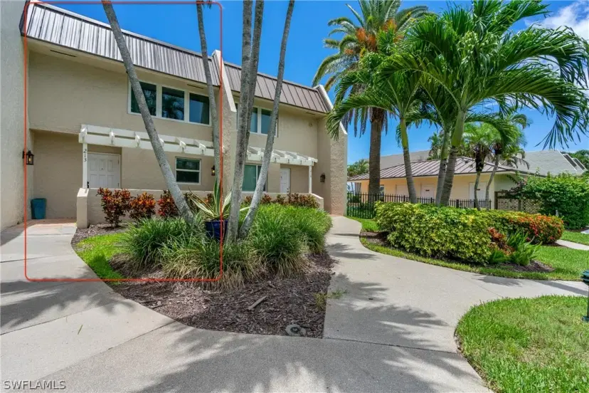 Picture of 800 River Point Dr 213, Naples FL 34102