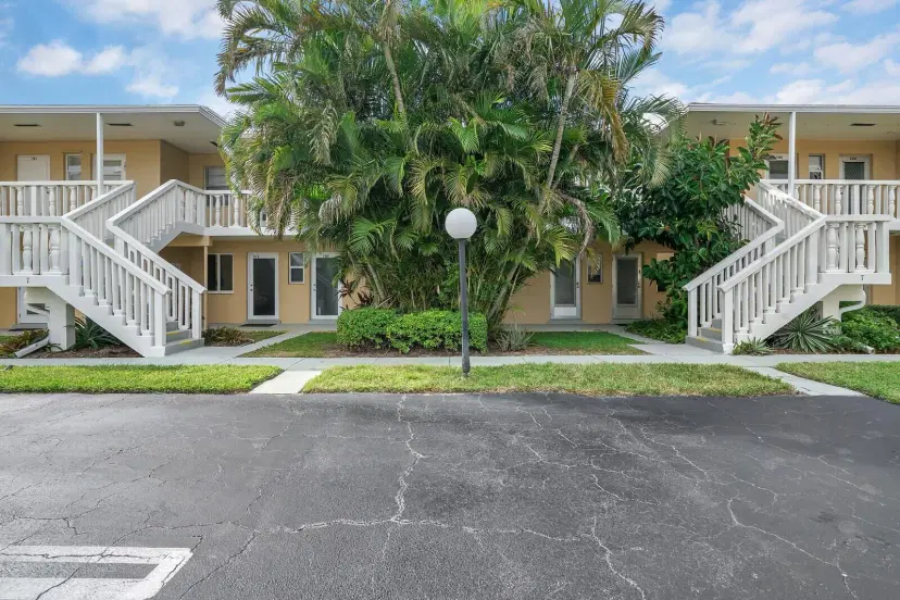 Picture of 2111 NE 1St Court 204, Boynton Beach FL 33435