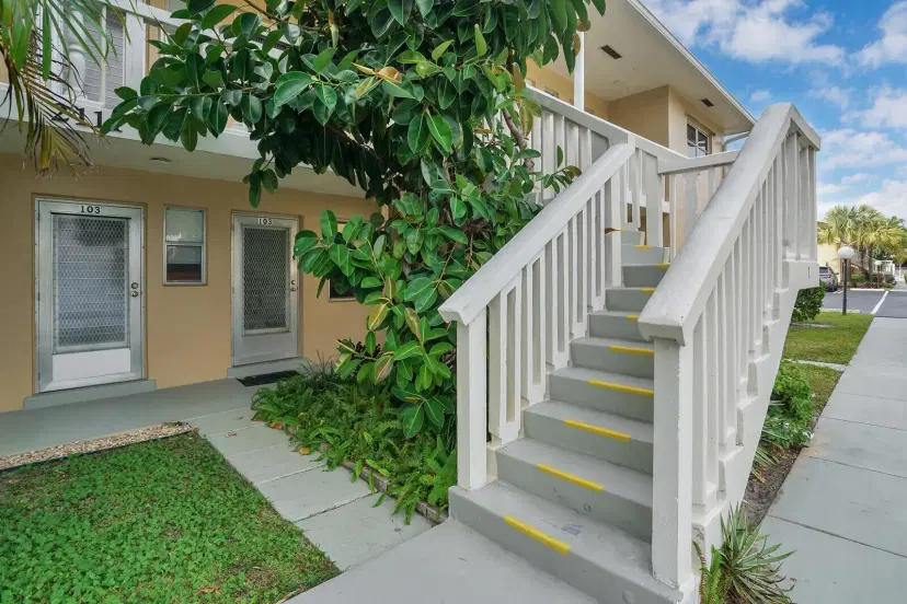 Picture of 2111 NE 1St Court 204, Boynton Beach FL 33435