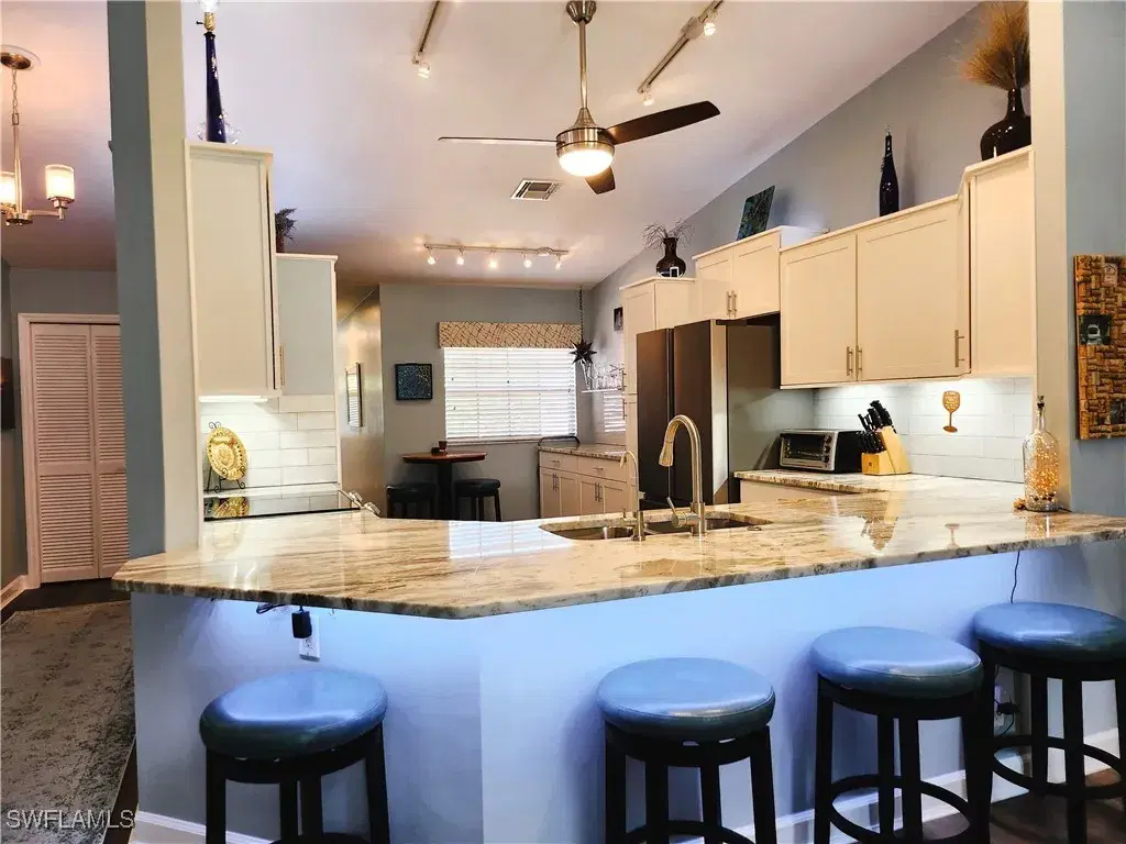 Picture of 524 Lake Louise Cir 504, Naples, FL 34110