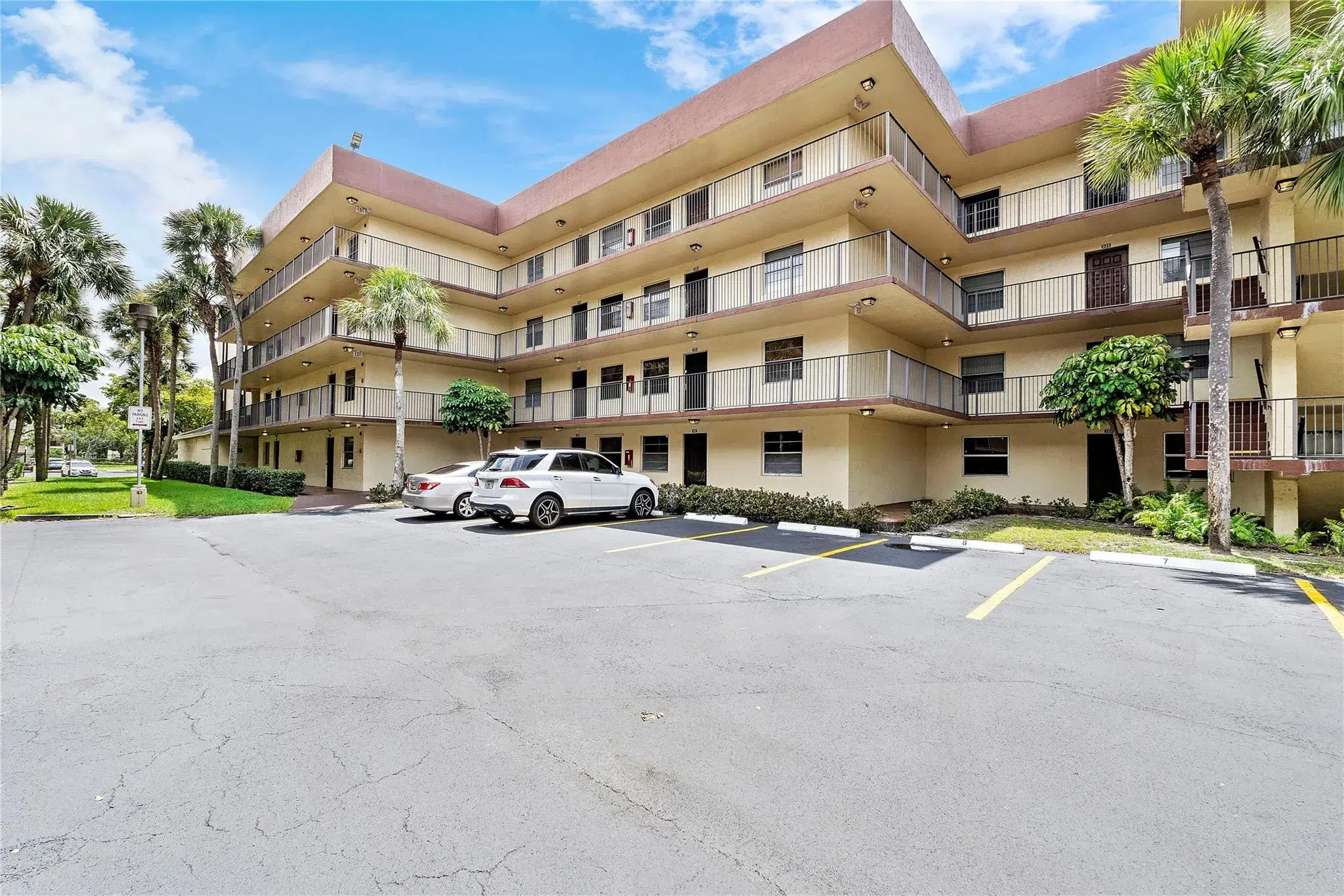 Picture of 3141 NW 47Th Ter 130, Lauderdale Lakes, FL 33319