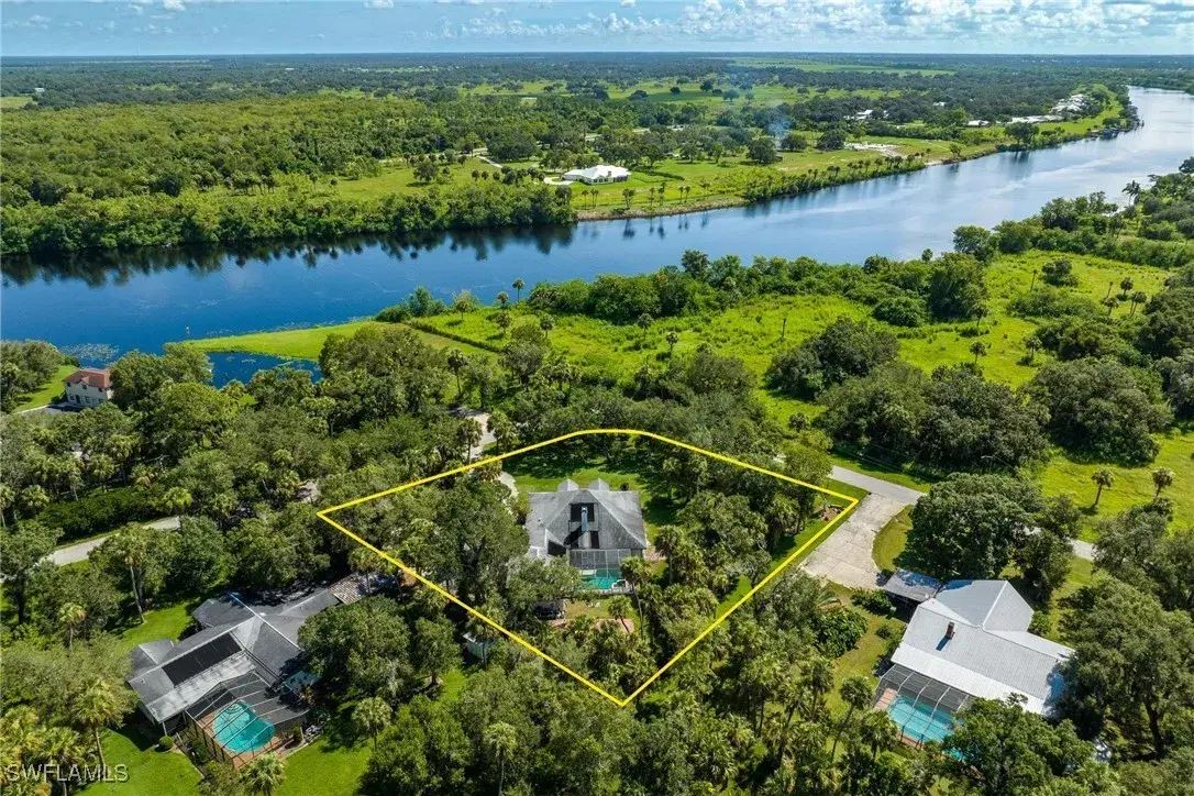Picture of 865 Fort Thompson Ave, Labelle, FL 33935