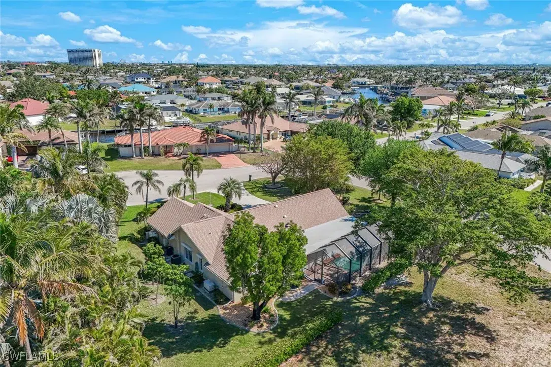 Picture of 840 S Town And River Dr, Fort Myers, FL 33919