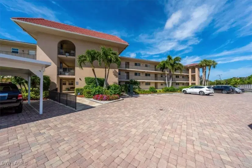 Picture of 9 High Point Cir N 208, Naples FL 34103