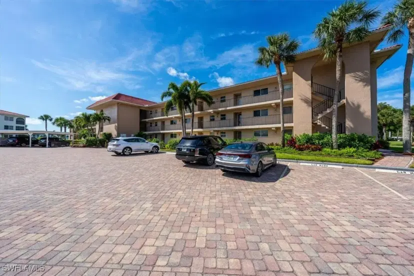 Picture of 9 High Point Cir N 208, Naples FL 34103