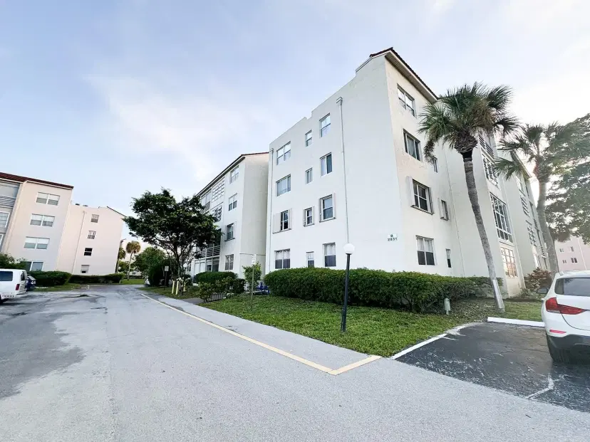 Picture of 2831 Somerset Dr 416, Lauderdale Lakes FL 33311