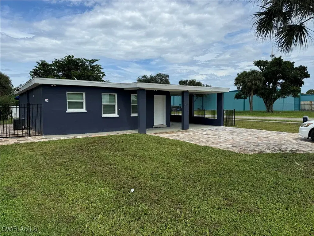 Picture of 2421 South St, Fort Myers, FL 33901