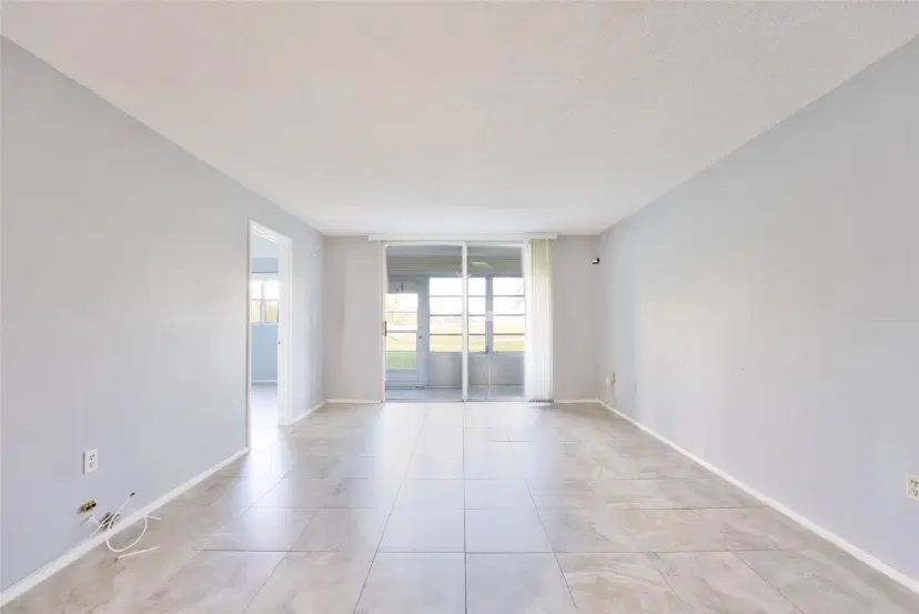 Picture of 7991 N Sunrise Lakes Dr N 109, Sunrise FL 33322