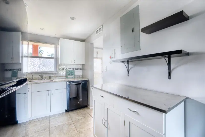Picture of 7991 N Sunrise Lakes Dr N 109, Sunrise FL 33322