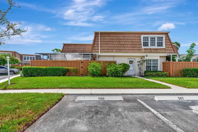 Picture of 11571 Winchester Drive 27 D, Palm Beach Gardens FL 33410