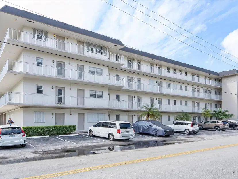Picture of 2200 Diana Dr 212, Hallandale Beach FL 33009