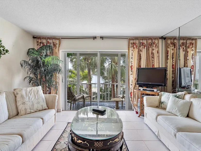 Picture of 2200 Diana Dr 212, Hallandale Beach FL 33009