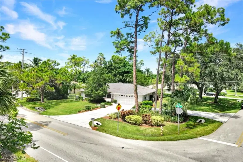 Picture of 521 Piper Blvd, Naples FL 34110