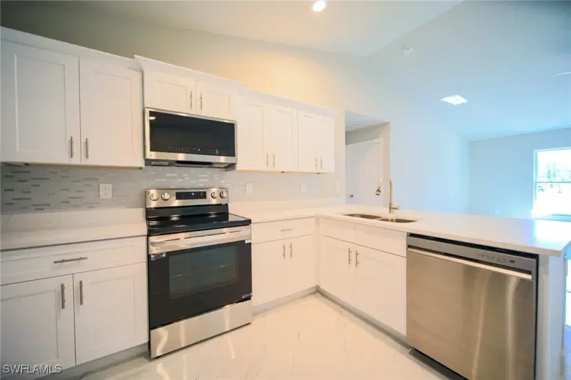 Picture of 562 Redwood Ave S, Lehigh Acres FL 33974