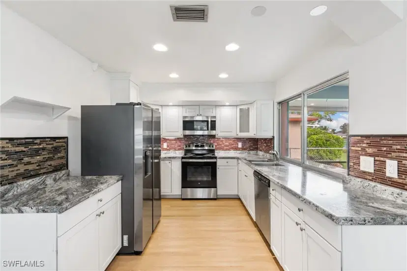 Picture of 101 Jamaica Dr, Naples FL 34113