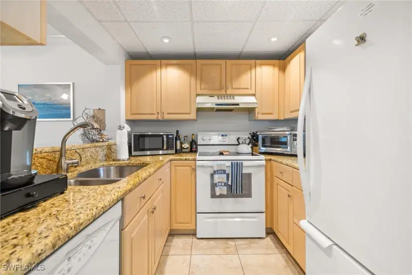 Picture of 805 River Point Dr 108C, Naples FL 34102