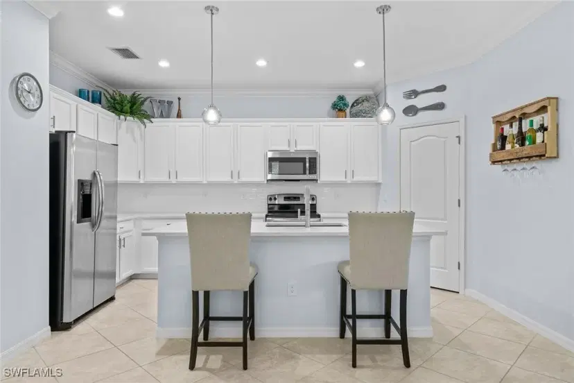 Picture of 1995 Fairmont Ln, Naples FL 34120
