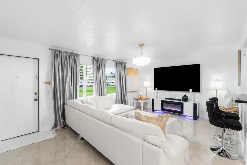 Picture of 340 Horizons W 102, Boynton Beach FL 33435