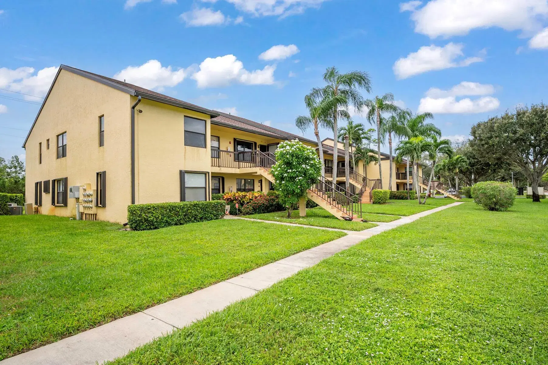 Picture of 4712 Lucerne Lakes Boulevard 102, Lake Worth, FL 33467