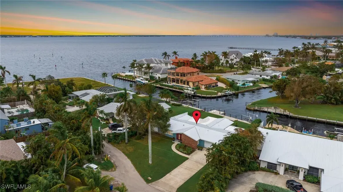 Picture of 541 Bayside Dr, Fort Myers, FL 33919