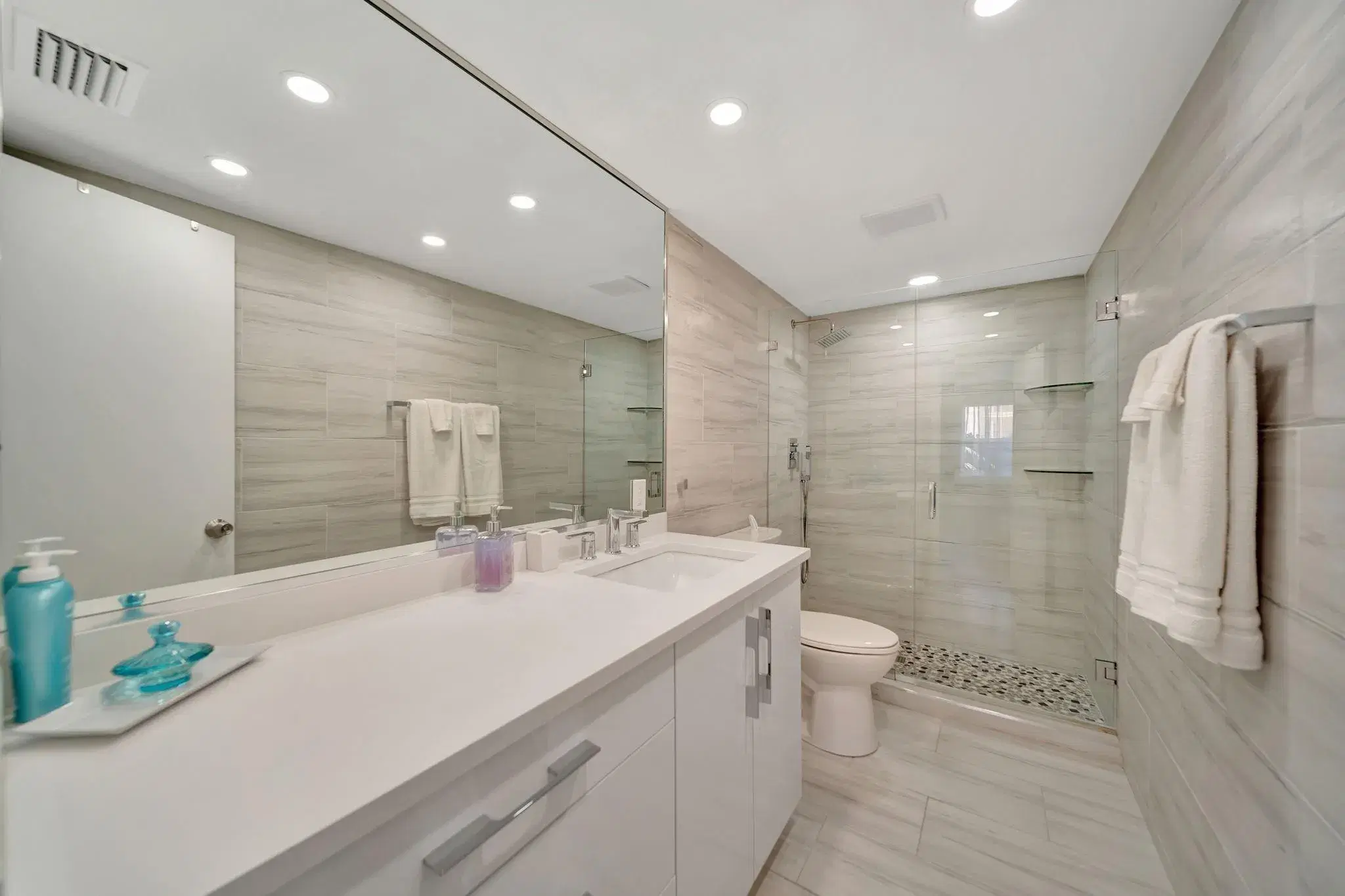 Picture of 401 Golden Isles Dr 302, Hallandale Beach, FL 33009