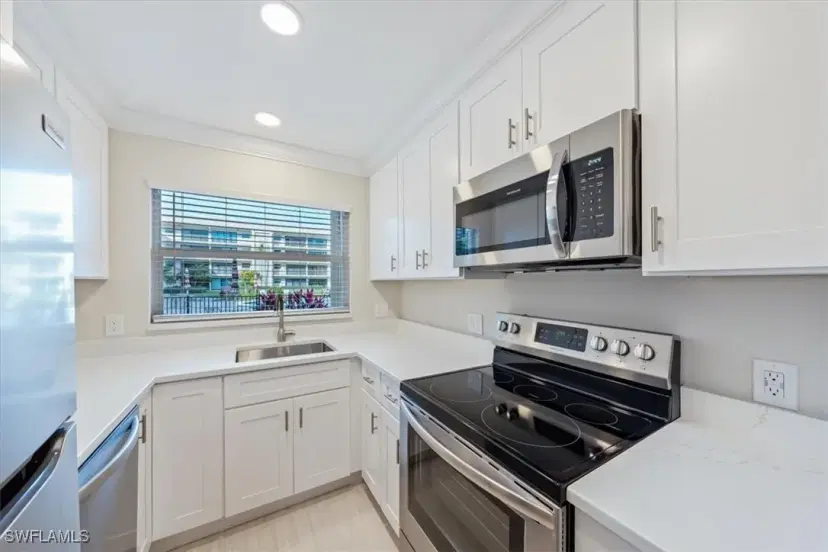 Picture of 3200 Gulf Shore Blvd N 115, Naples FL 34103