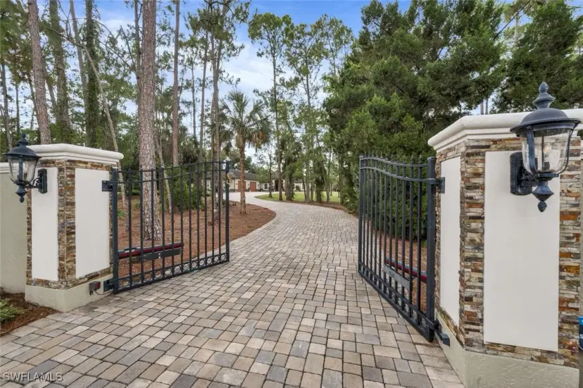 Picture of 1381 Oakes Blvd, Naples FL 34119
