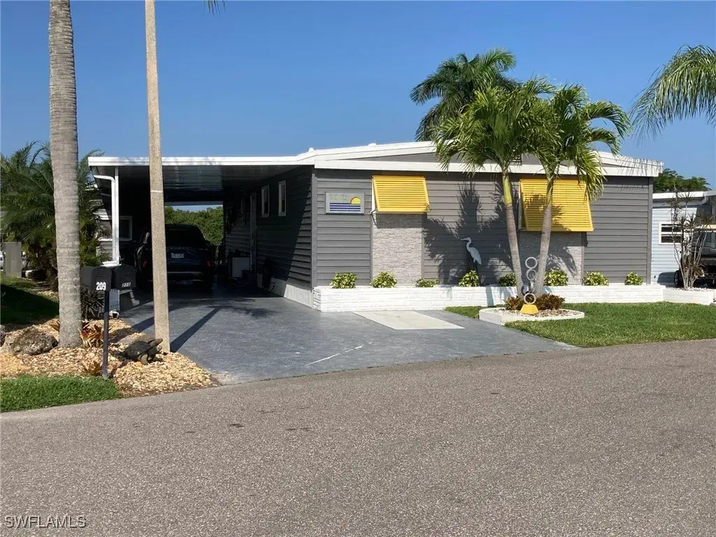 Picture of 210 Sun Cir, Fort Myers, FL 33905