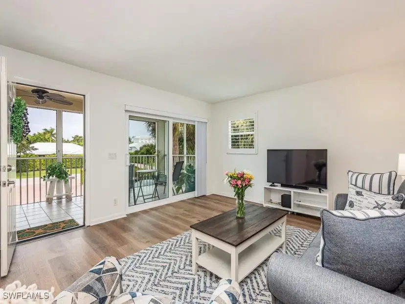 Picture of 2010 Alamanda Dr 201, Naples FL 34102
