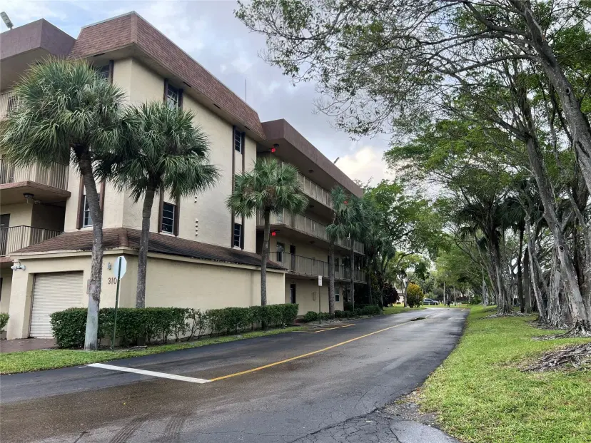 Picture of 3101 NW 47Th Ter 228, Lauderdale Lakes FL 33319