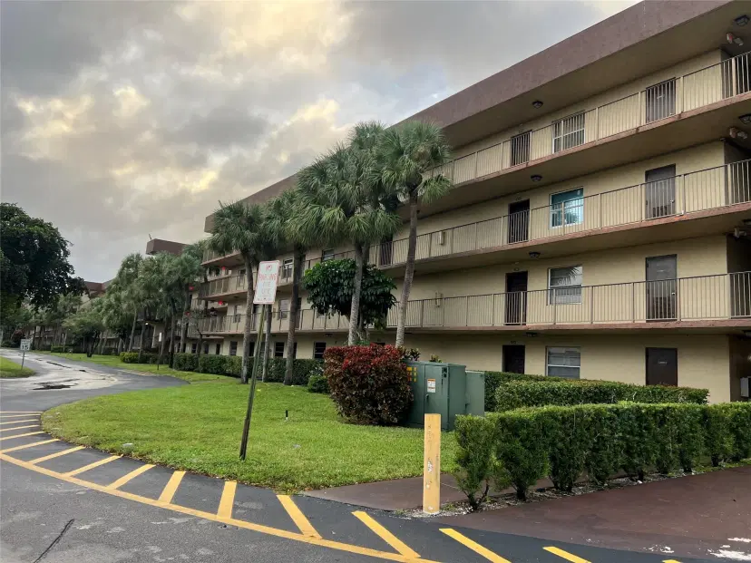 Picture of 3101 NW 47Th Ter 228, Lauderdale Lakes FL 33319